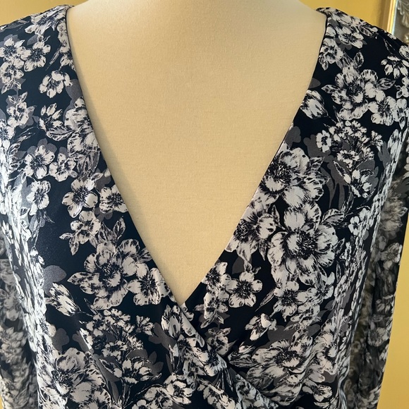WhiteHouseBlack Market Black floral print wrap top with sheer sleeves size S - Picture 2 of 10